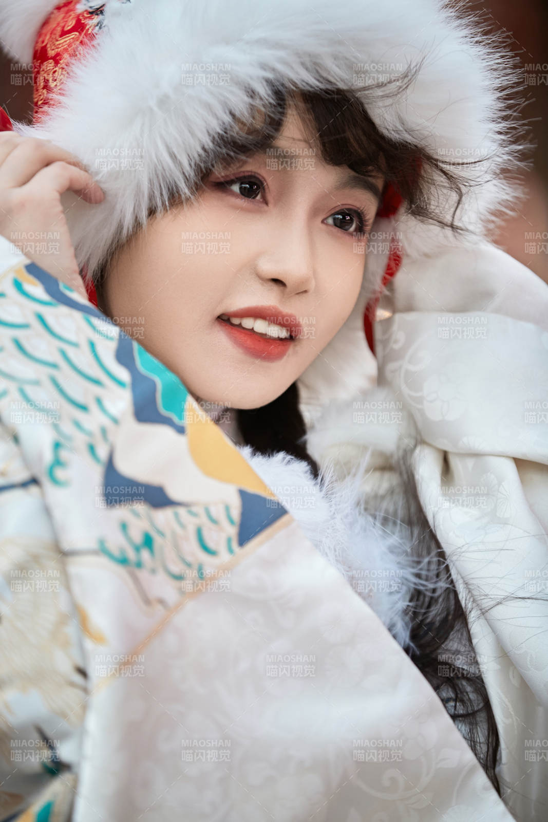 身穿古装汉服可爱的的东方少女图片