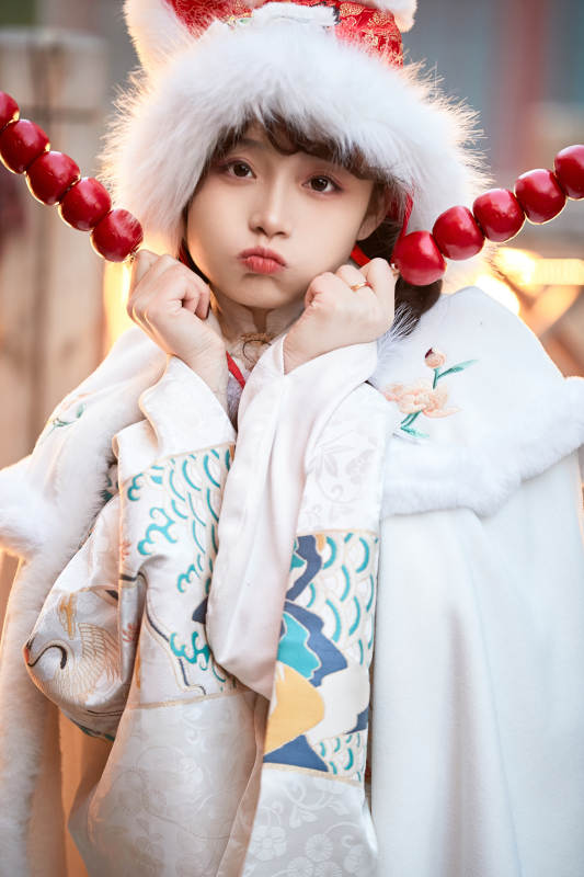 身穿古装汉服可爱的的东方少女图片