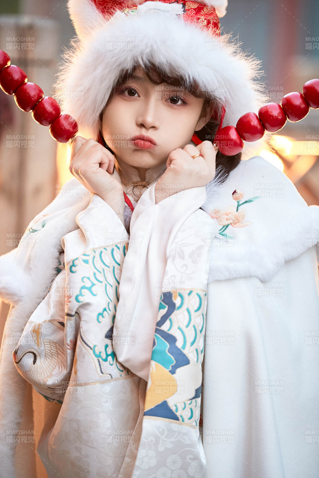 身穿古装汉服可爱的的东方少女图片