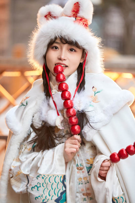 身穿古装汉服可爱的的东方少女图片