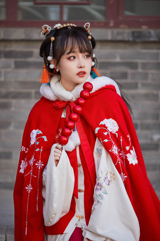 身穿喜庆汉服在古城游玩的少女图片