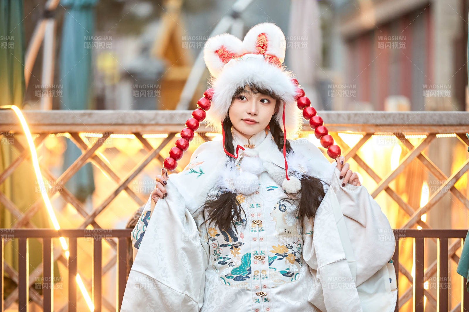 身穿古装汉服可爱的的东方少女图片