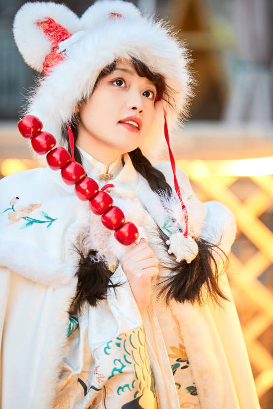 身穿古装汉服可爱的的东方少女图片