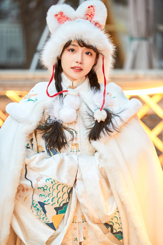 身穿古装汉服可爱的的东方少女图片