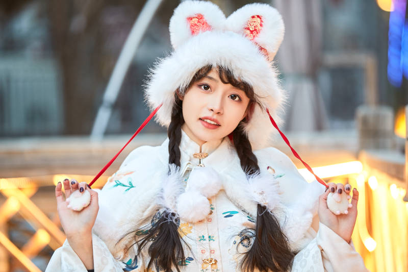 身穿古装汉服可爱的的东方少女图片