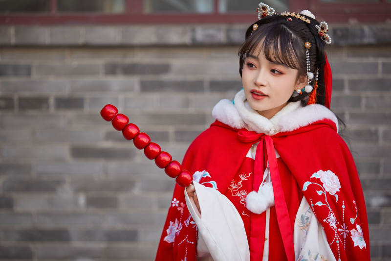 身穿喜庆汉服在古城游玩的少女图片