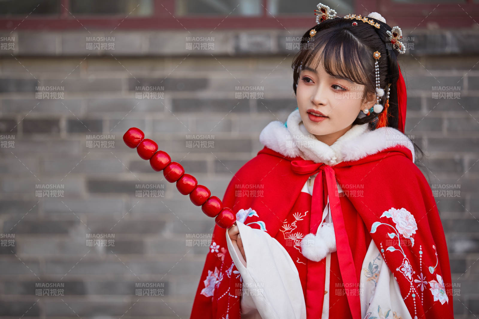 身穿喜庆汉服在古城游玩的少女图片