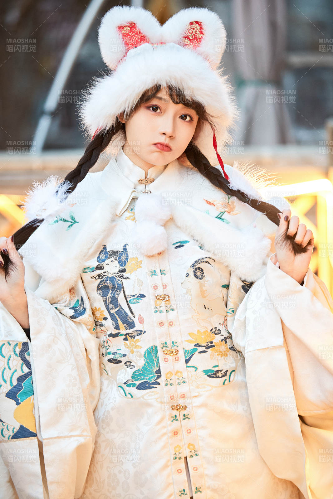 身穿古装汉服可爱的的东方少女图片