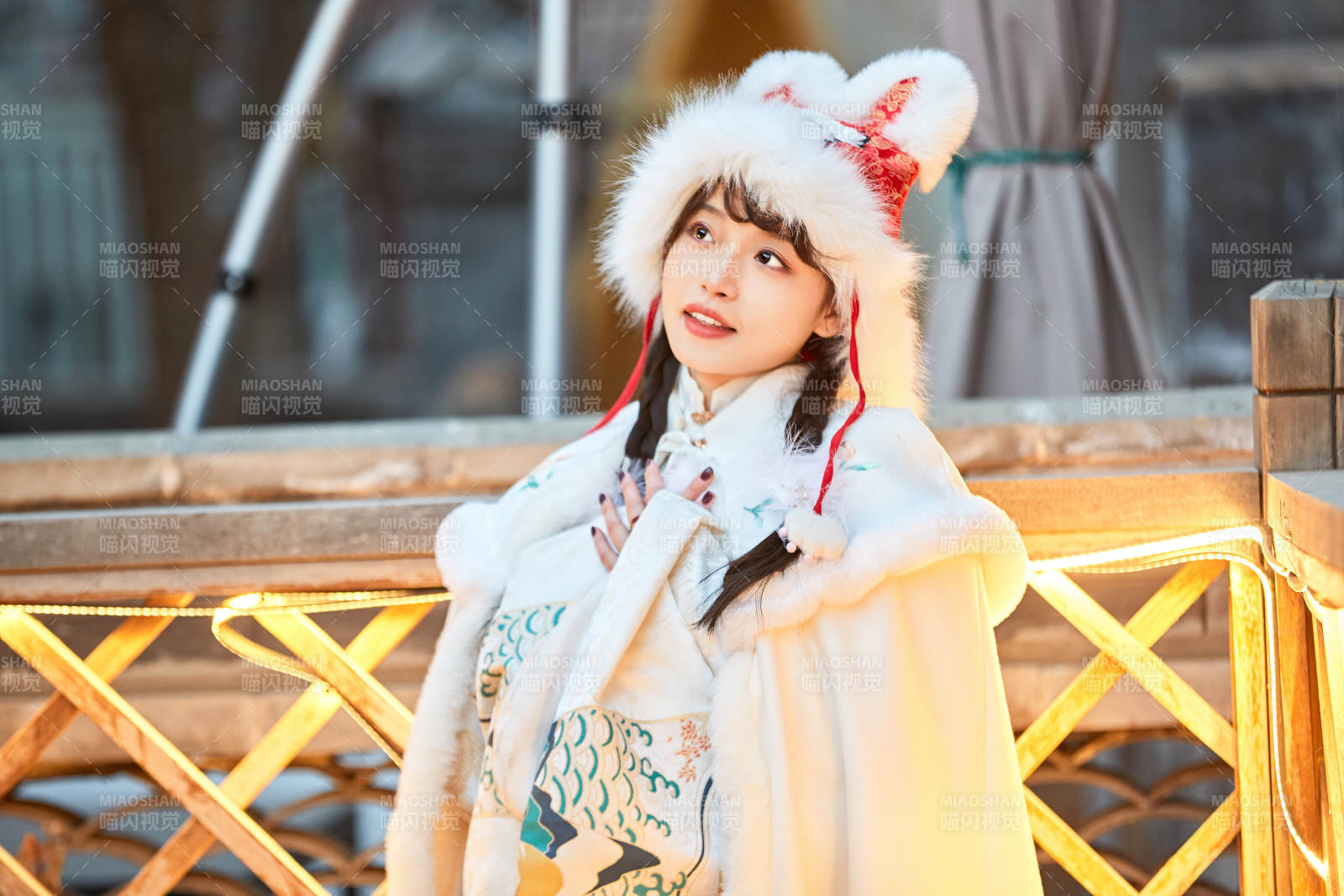 身穿古装汉服可爱的的东方少女图片