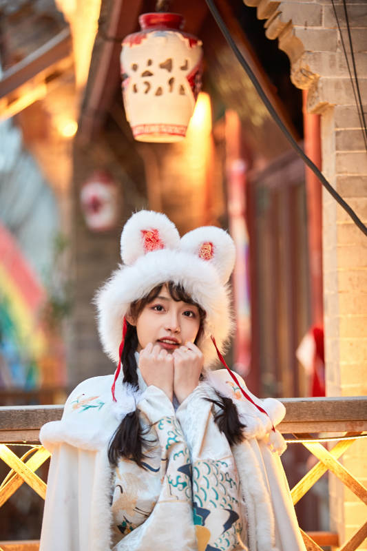 身穿古装汉服可爱的的东方少女图片