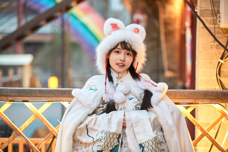 身穿古装汉服可爱的的东方少女图片