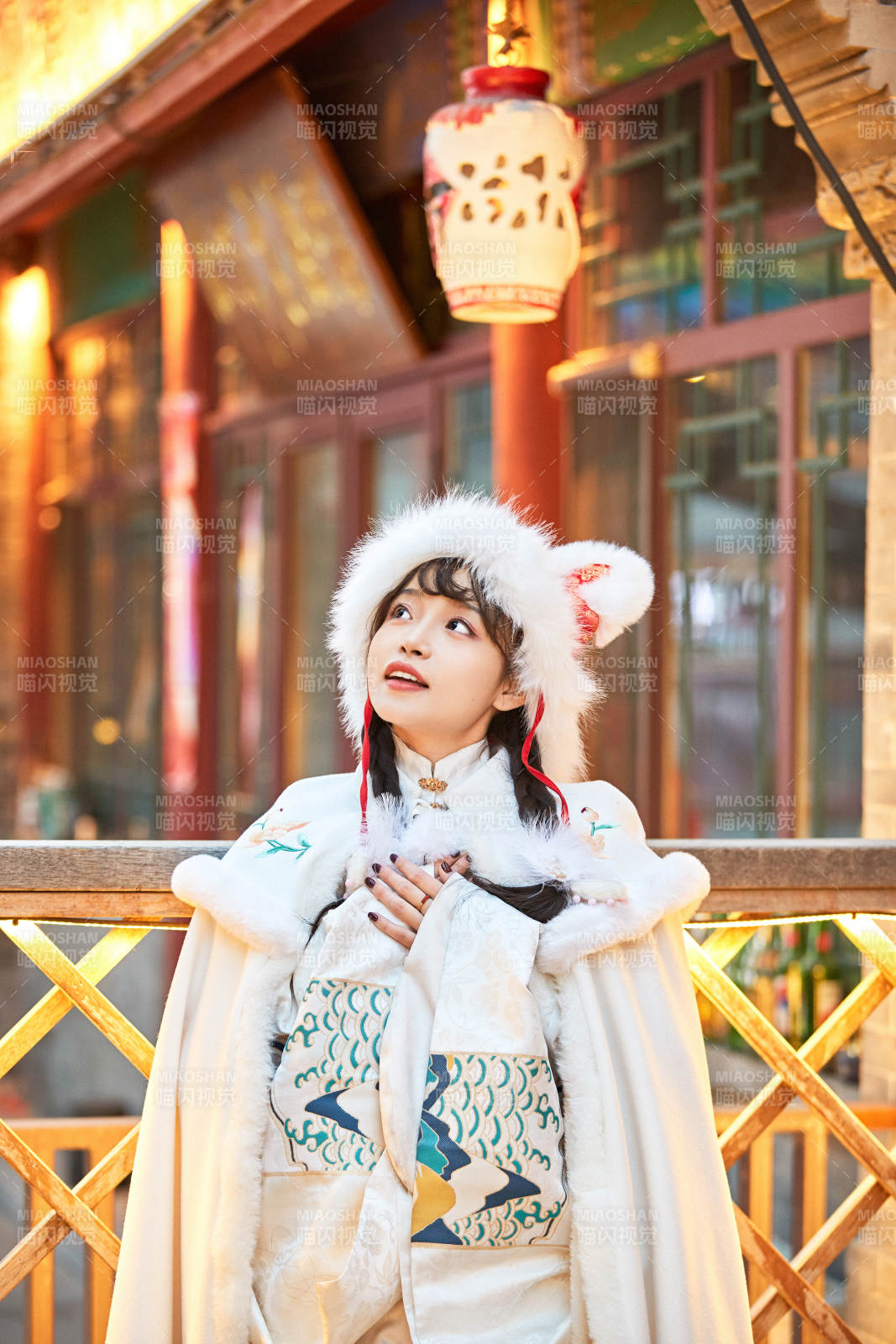 身穿古装汉服可爱的的东方少女图片