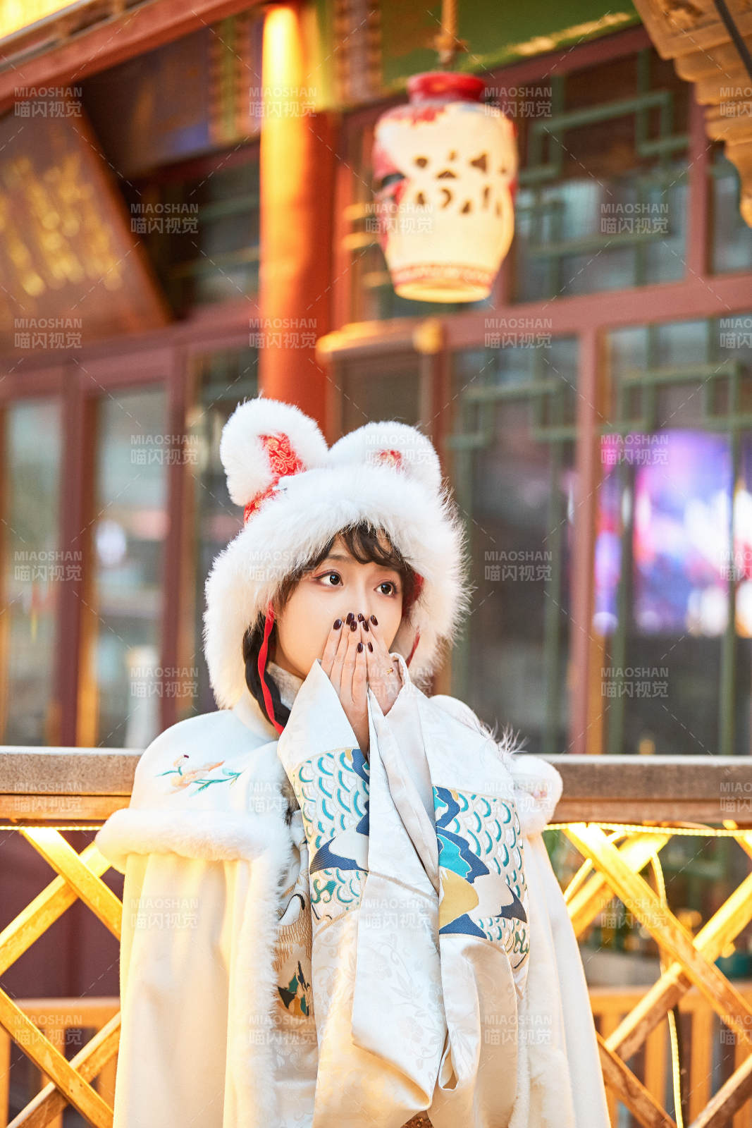 身穿古装汉服可爱的的东方少女图片