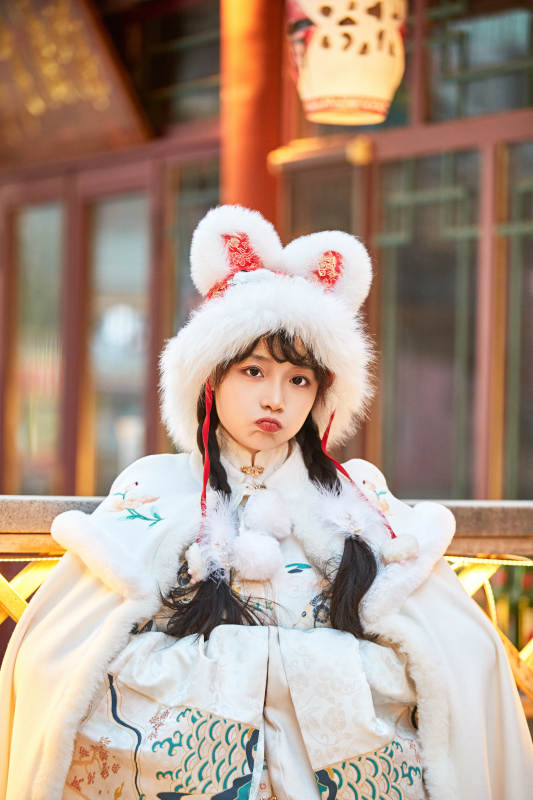 身穿古装汉服可爱的的东方少女图片