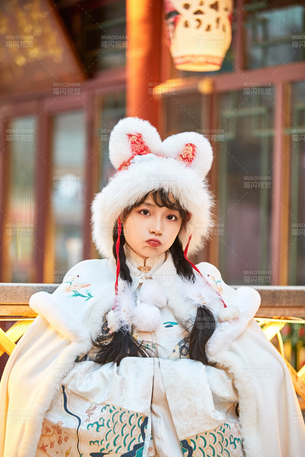 身穿古装汉服可爱的的东方少女图片