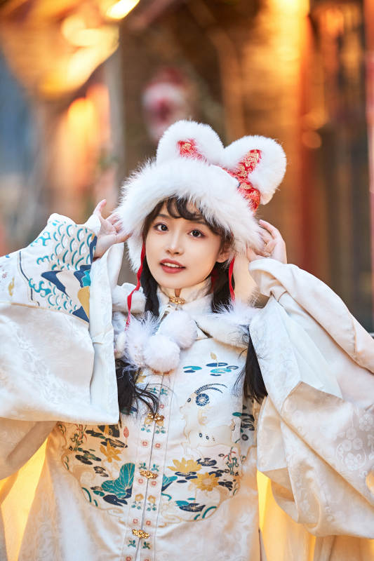 身穿古装汉服可爱的的东方少女图片