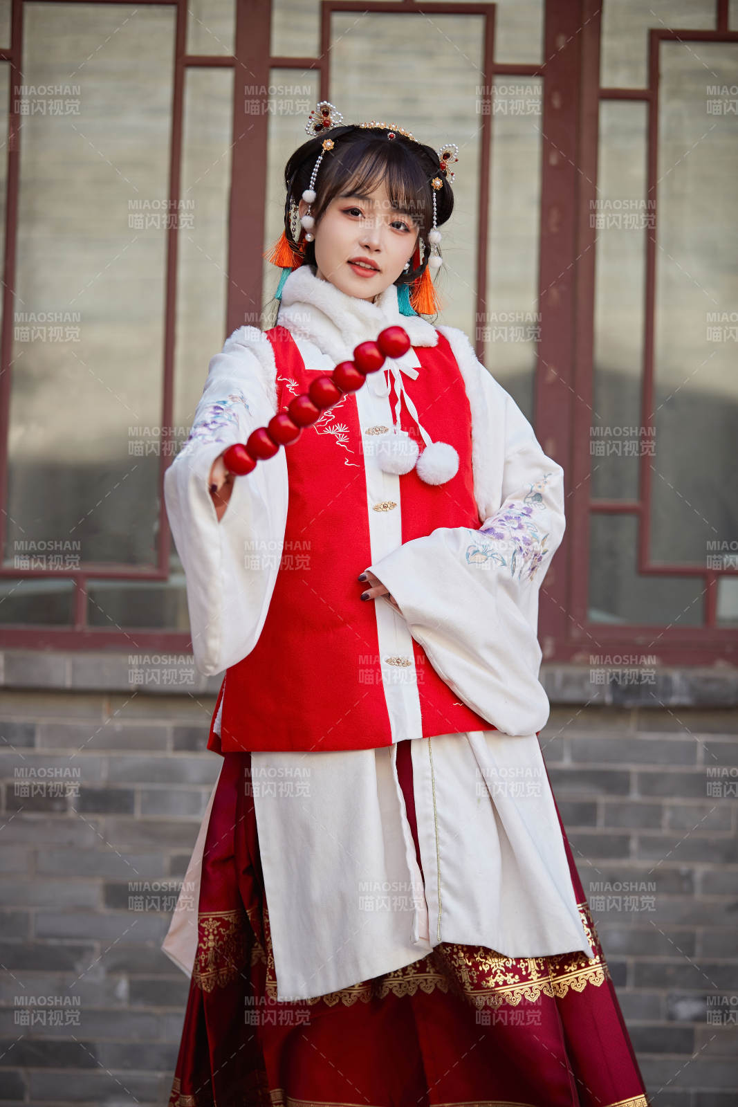 身穿喜庆汉服在古城游玩的少女图片