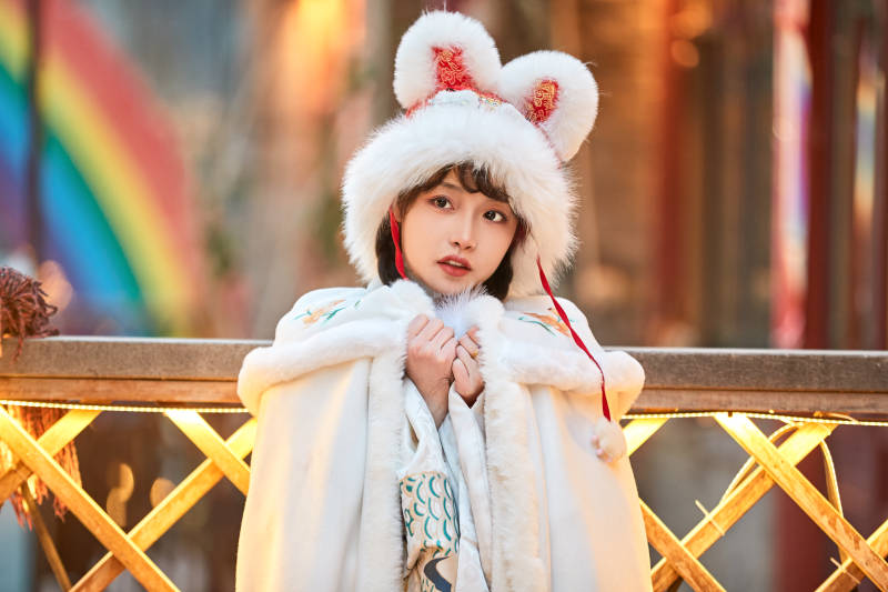 身穿古装汉服可爱的的东方少女图片