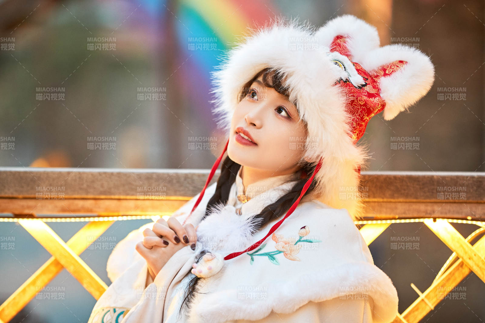 身穿古装汉服可爱的的东方少女图片