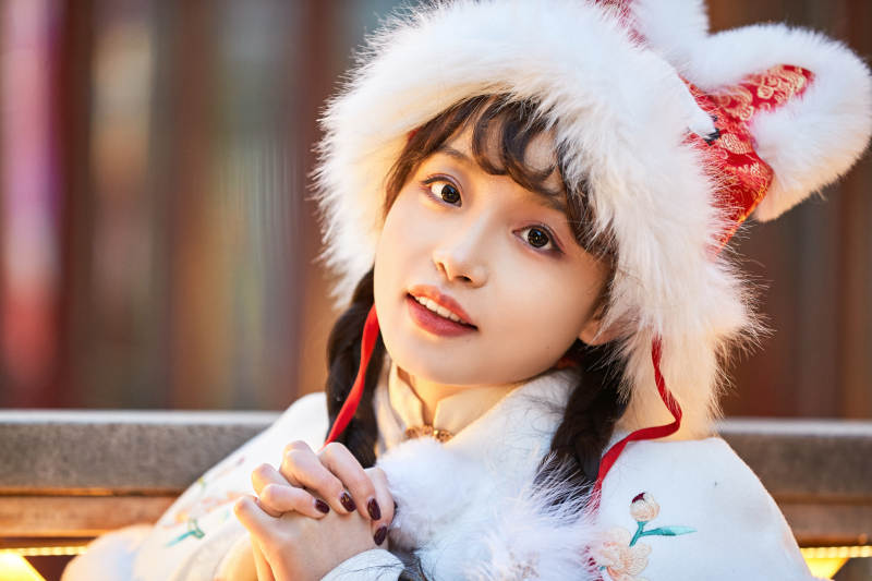 身穿古装汉服可爱的的东方少女图片