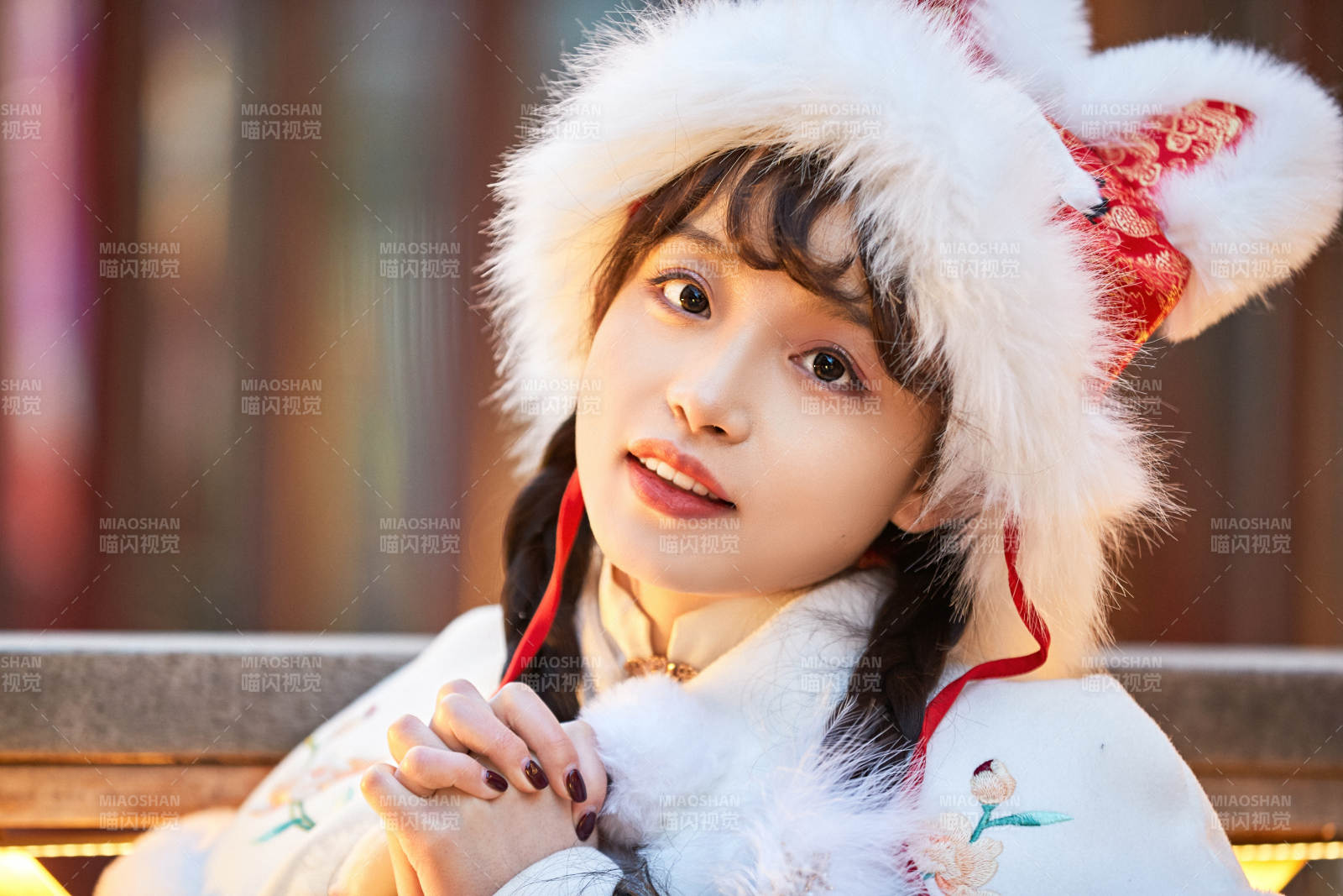 身穿古装汉服可爱的的东方少女图片