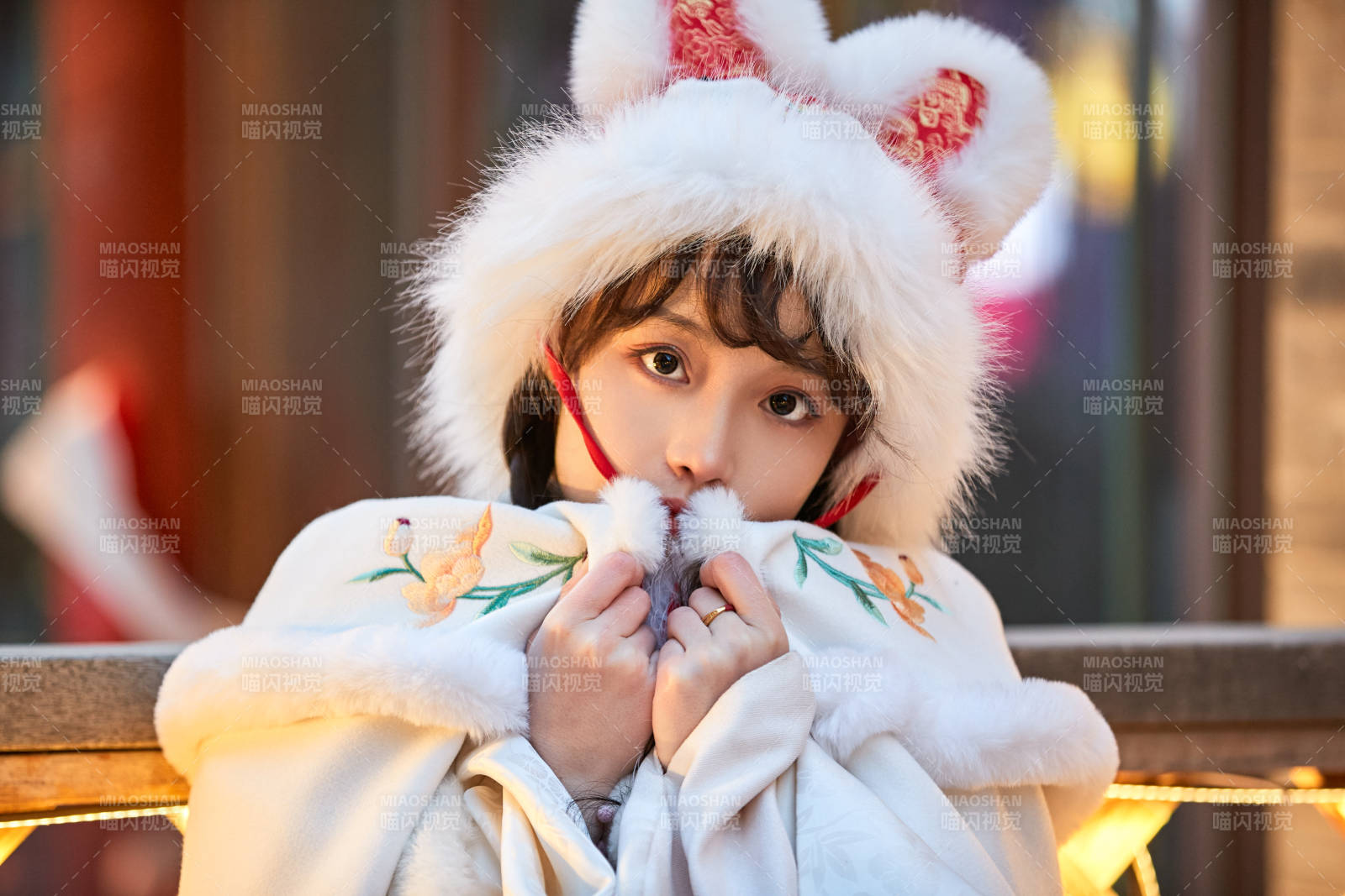 身穿古装汉服可爱的的东方少女图片