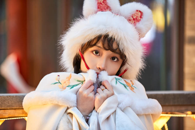 身穿古装汉服可爱的的东方少女图片