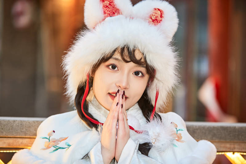 身穿古装汉服可爱的的东方少女图片