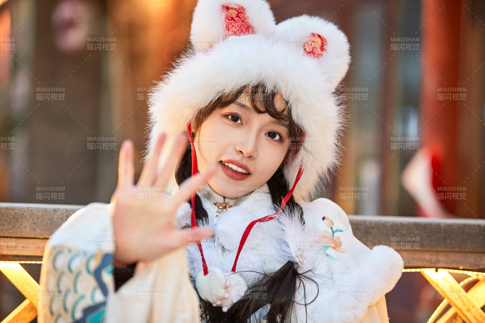 身穿古装汉服可爱的的东方少女图片