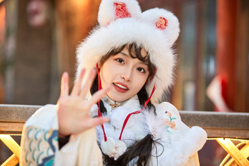 身穿古装汉服可爱的的东方少女图片