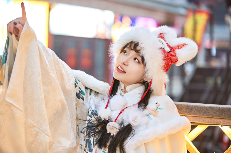 身穿古装汉服可爱的的东方少女图片