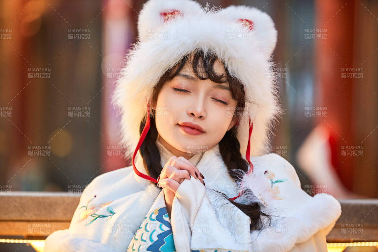 身穿古装汉服可爱的的东方少女图片