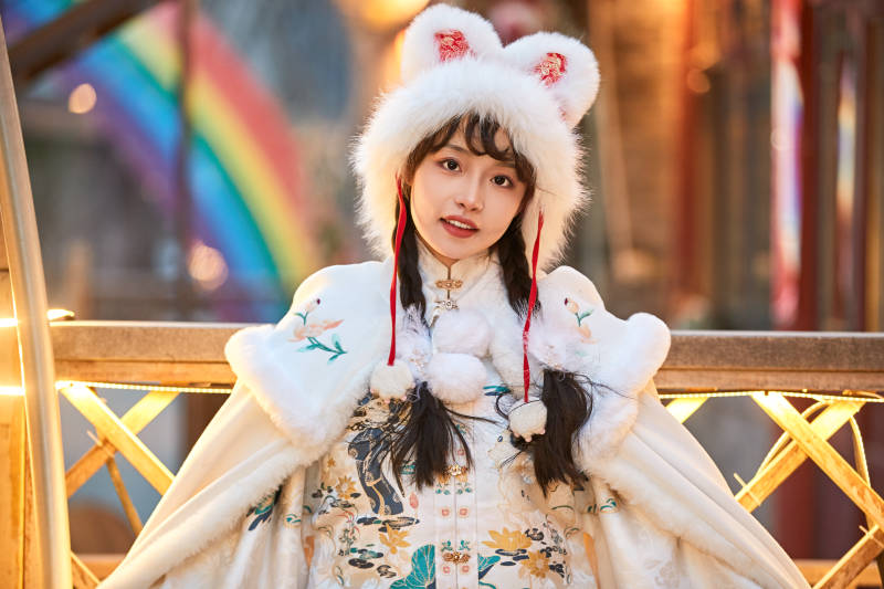 身穿古装汉服可爱的的东方少女图片