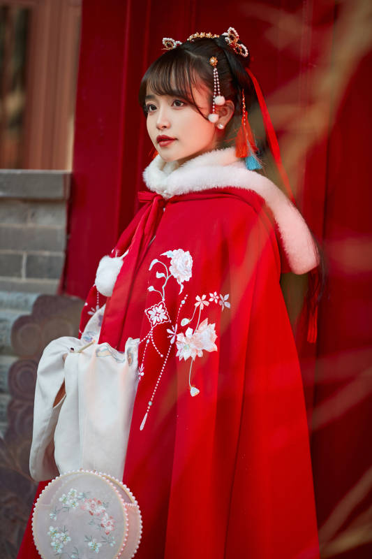 身穿喜庆汉服在古城游玩的少女图片