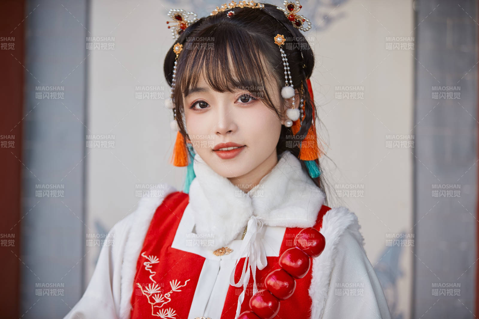 身穿喜庆汉服在古城游玩的少女图片