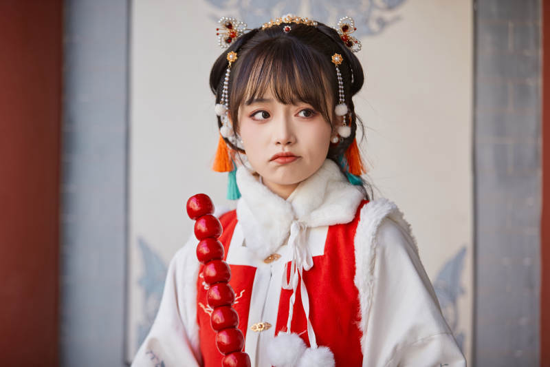 身穿喜庆汉服在古城游玩的少女图片