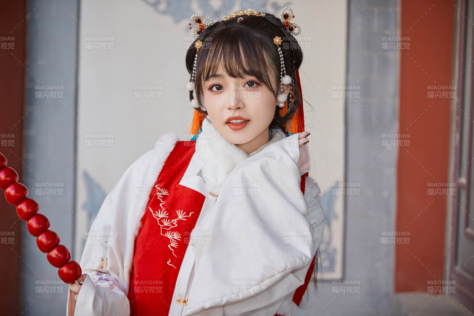 身穿喜庆汉服在古城游玩的少女图片