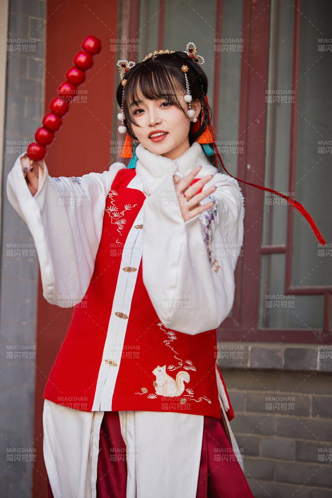 身穿喜庆汉服在古城游玩的少女图片