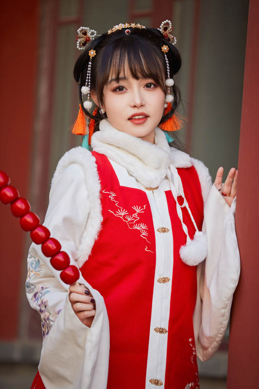 身穿喜庆汉服在古城游玩的少女图片