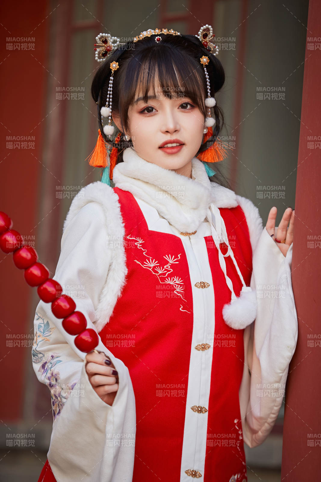 身穿喜庆汉服在古城游玩的少女图片