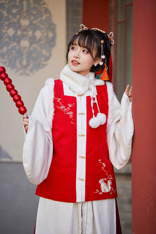 身穿喜庆汉服在古城游玩的少女图片