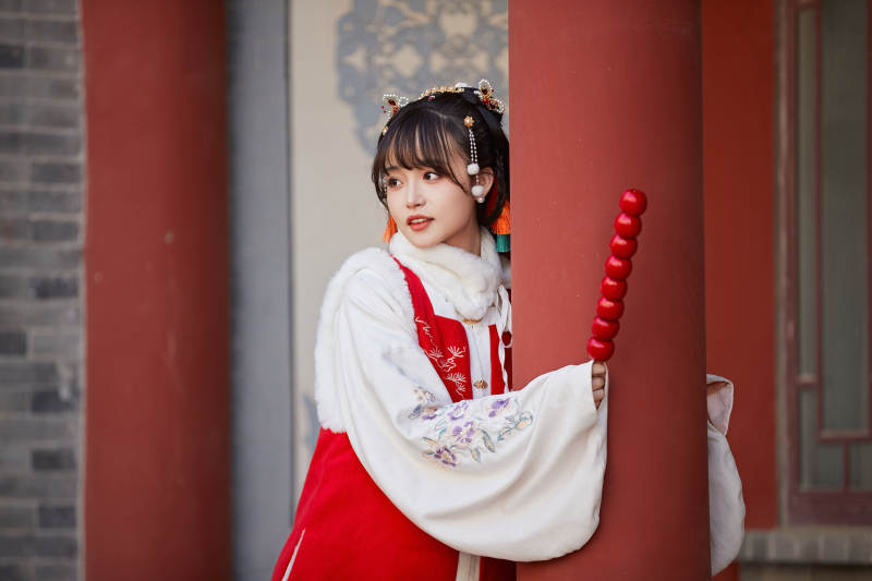 身穿喜庆汉服在古城游玩的少女图片