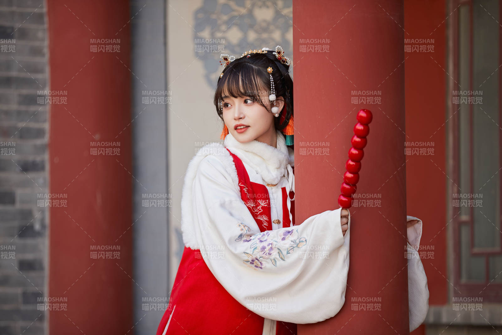 身穿喜庆汉服在古城游玩的少女图片