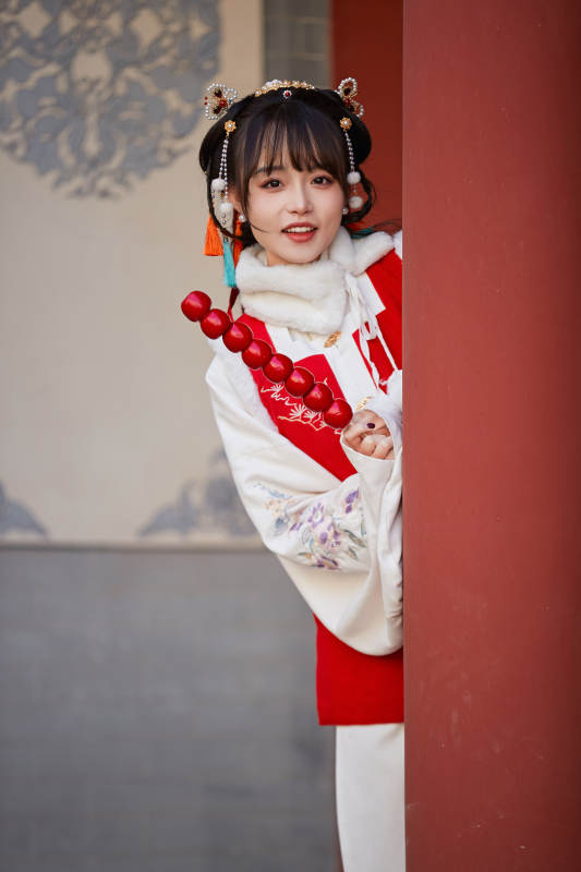 身穿喜庆汉服在古城游玩的少女图片