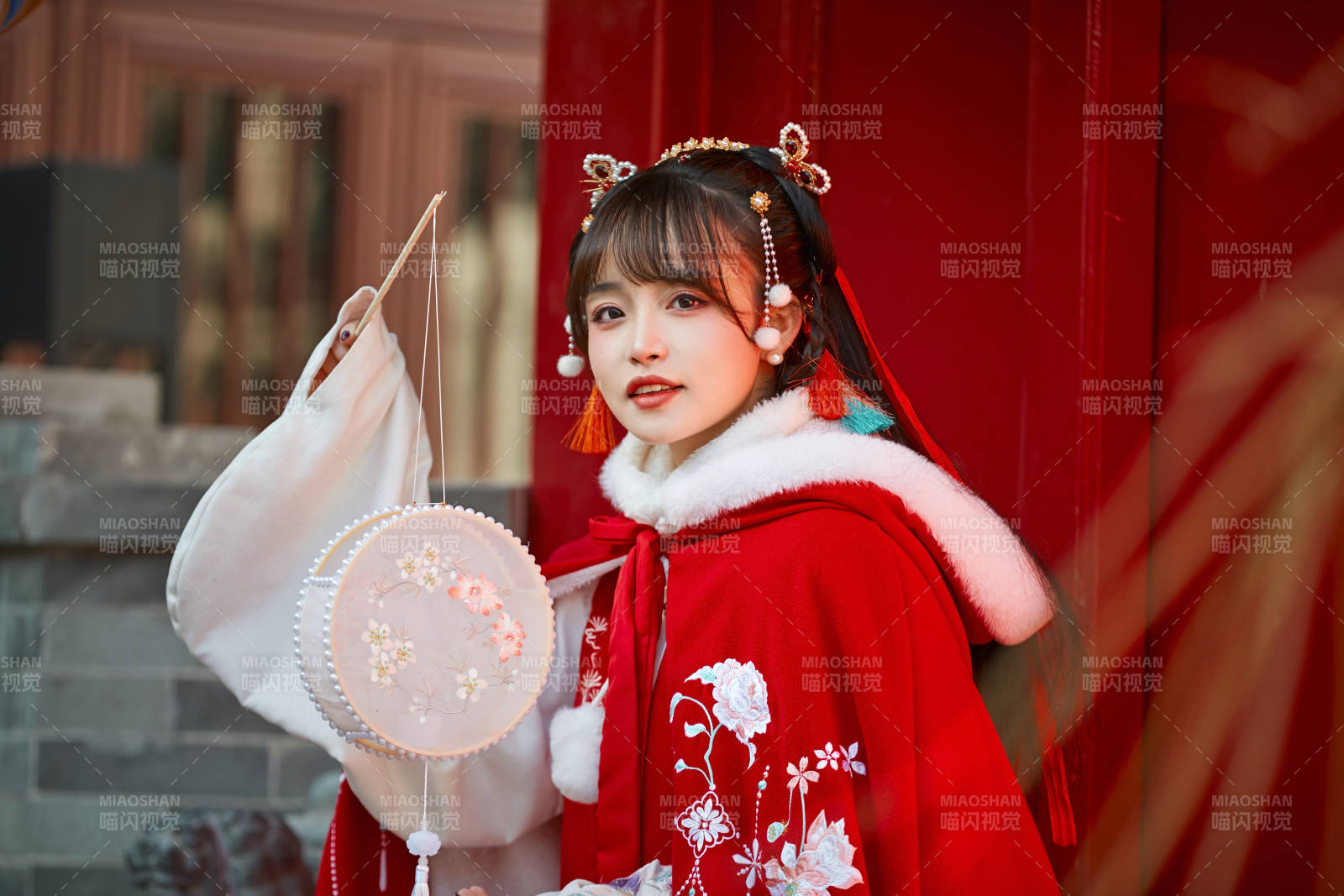 身穿喜庆汉服在古城游玩的少女图片