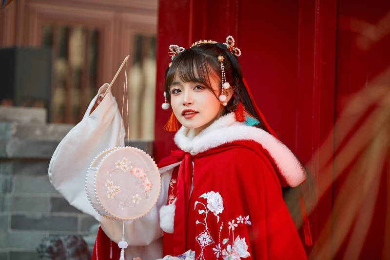 身穿喜庆汉服在古城游玩的少女图片
