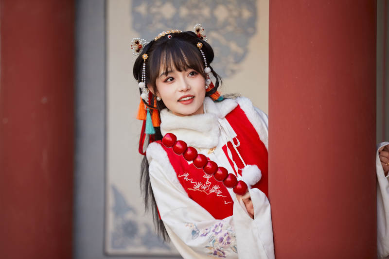 身穿喜庆汉服在古城游玩的少女图片