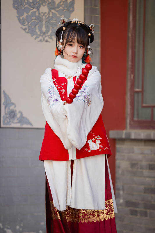 身穿喜庆汉服在古城游玩的少女图片