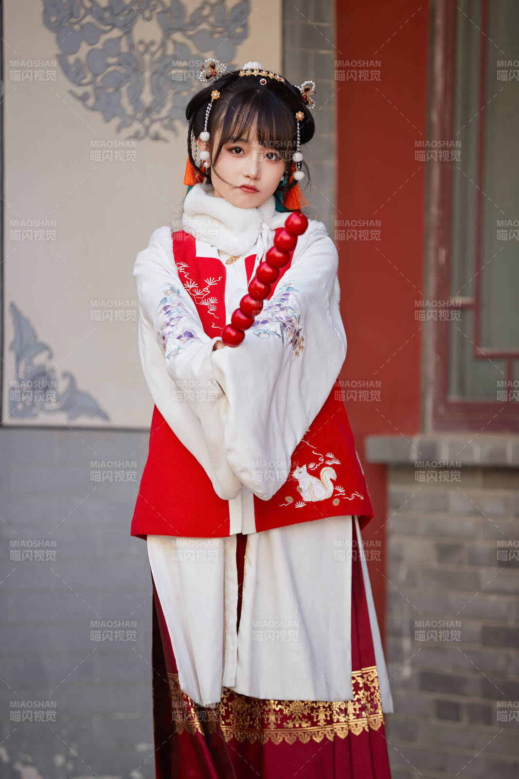 身穿喜庆汉服在古城游玩的少女图片