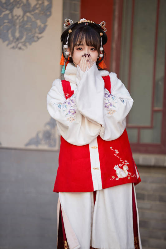 身穿喜庆汉服在古城游玩的少女图片